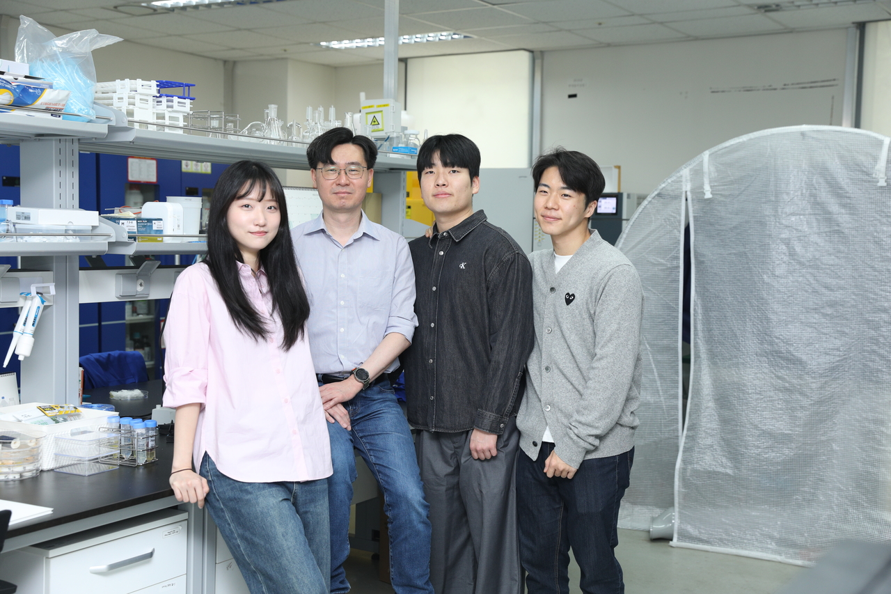 The research team of Professor Kim Sung-kyun (second from left) of DGIST's Department of Chemistry and Physics. [Provided by DGIST]