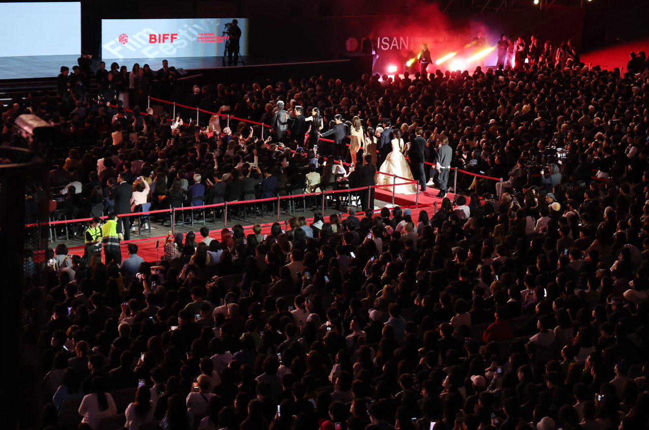 Director and the cast of "The Table: Day and Night" walk the red carpet at the Busan Cinema Center on Tuesday. (Yonhap)