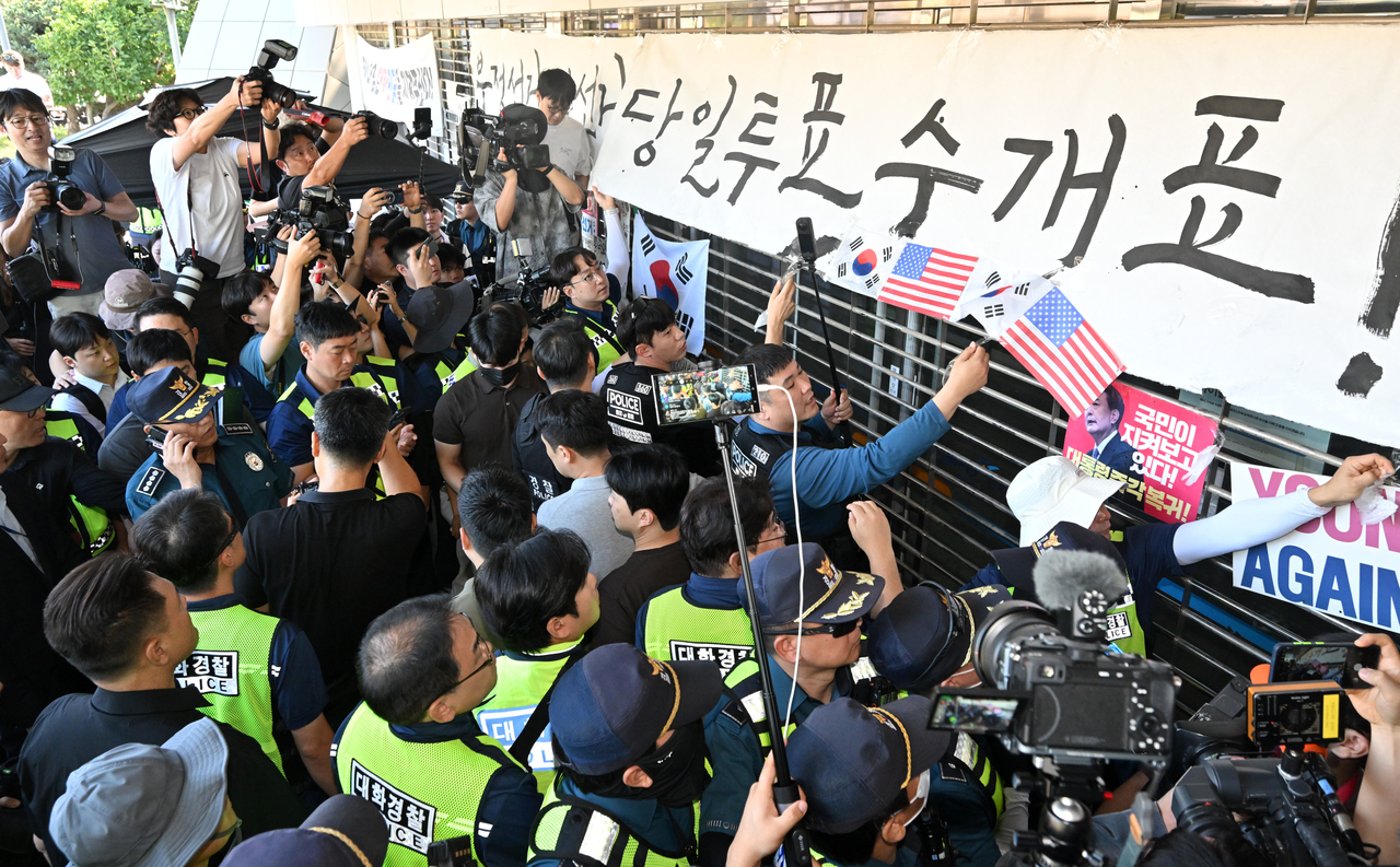 Police officers remove obstacles blocking the entrance to the handball arena at Olympic Park in Songpa-gu, Seoul, on Sept. 8. [Herald DB]