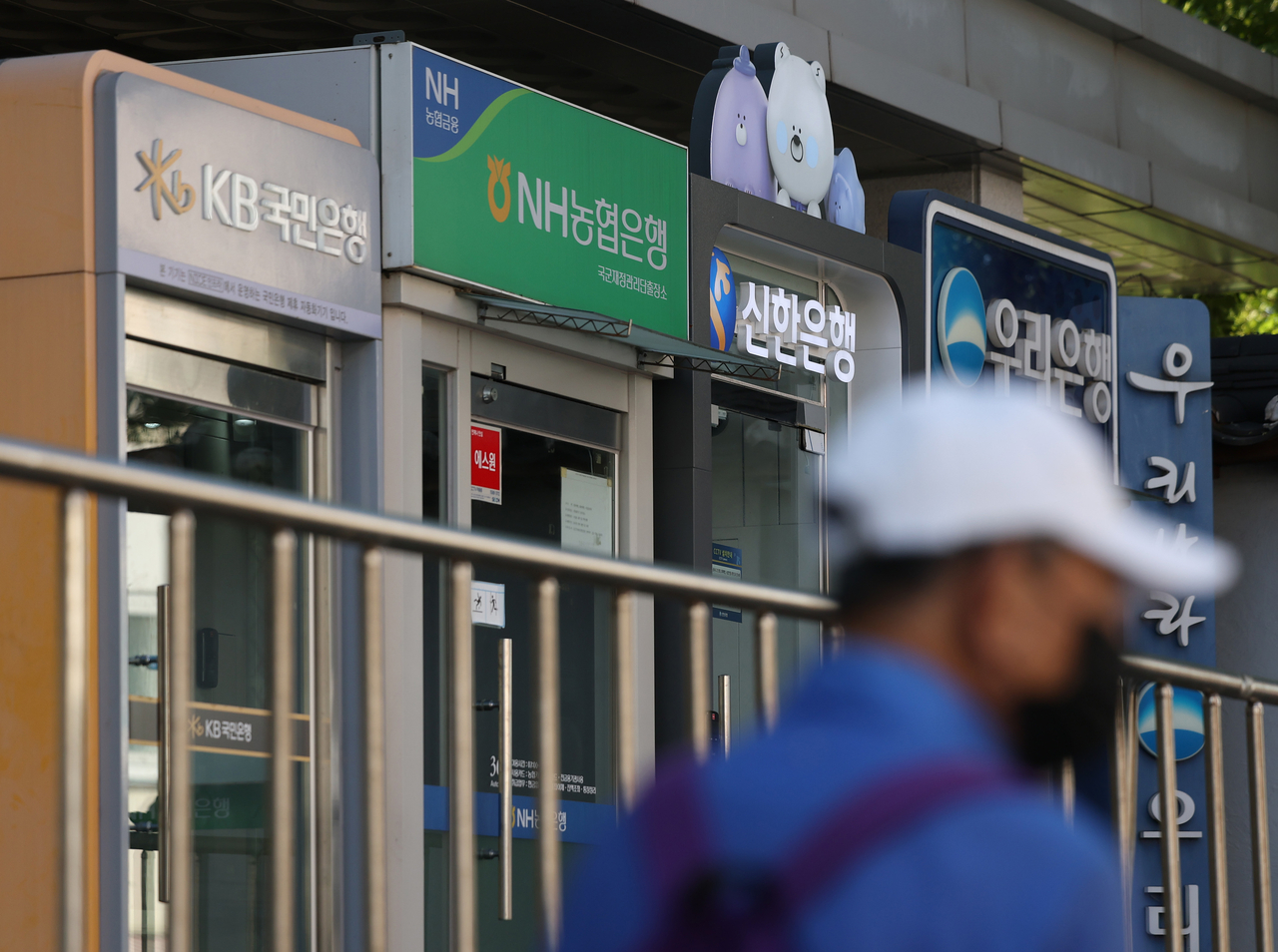 ATMs operated by various banks in Seoul on Sunday (Yonhap)