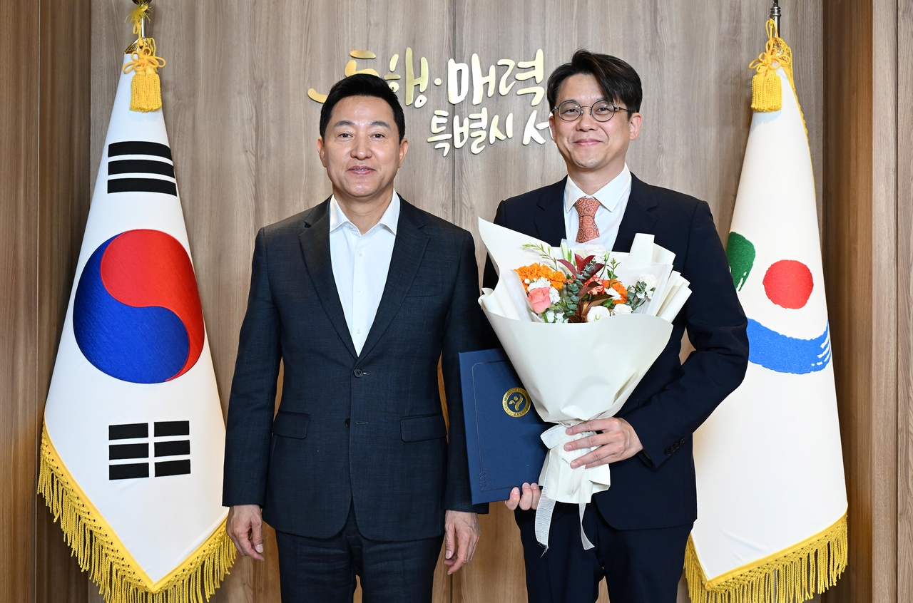 오세훈(왼쪽) 서울시장이 6일 오전 집무실에서 김현철 연세 의과대학 교수를 서울건강총괄관으로 위촉한 뒤 기념촬영하고 있다. [서울시 제공]