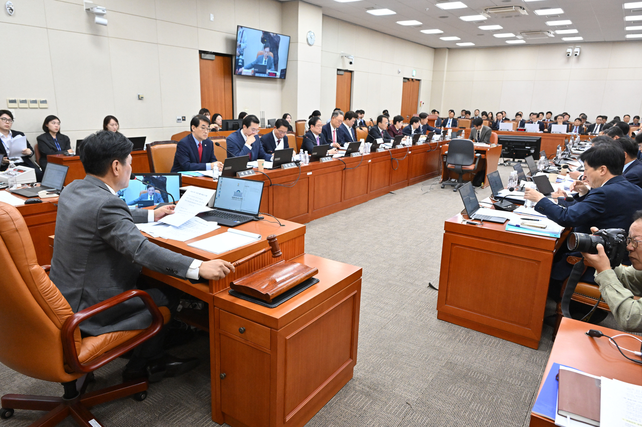 조승래 국회 재경위원장이 6일 오전 서울 여의도 국회 재정경제기획위원회에서 열린 재정경제부에 대한 국정감사에서 의사봉을 두드리고 있다. 임세준 기자