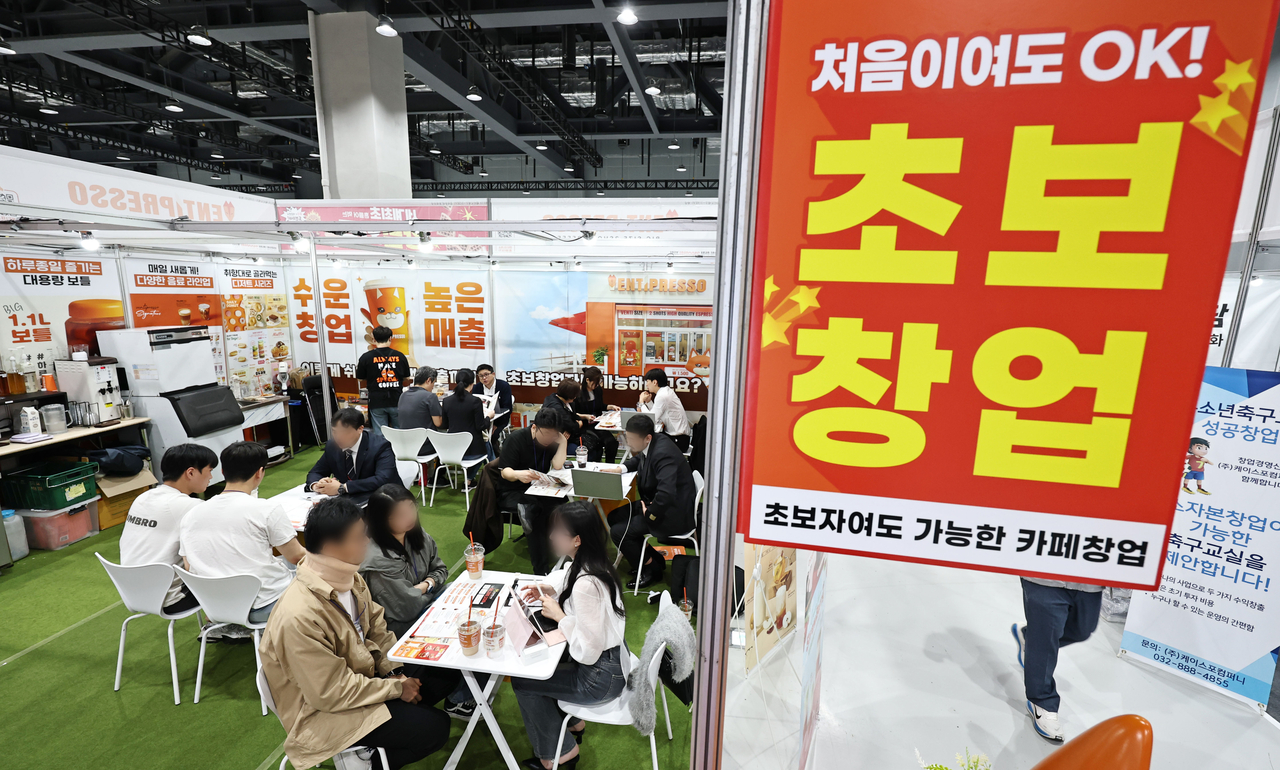 5월 서울 강서구 코엑스마곡에서 열린 제83회 프랜차이즈 창업박람회에서 예비창업자들이 창업 상담을 받고 있다. [연합]