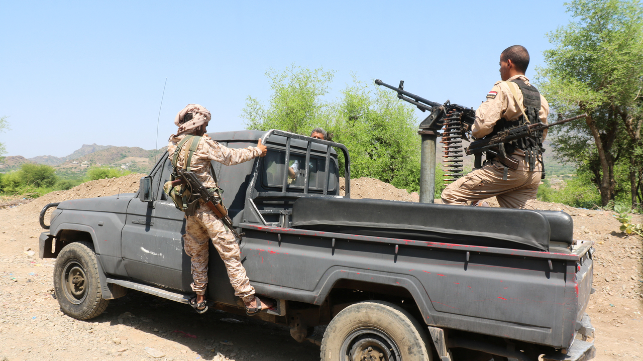 Members of the Saudi-backed Yemeni government forces ride on a military vehicle in Taize, Yemen, Sept. 30. (Reuters-Yonhap)