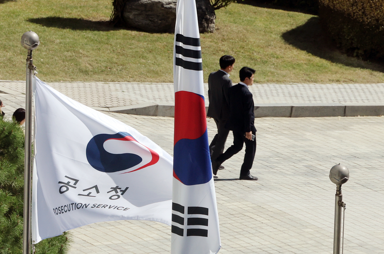 2일 출범한 서울 서초구 공소청에서 직원들이 이동하고 있다. [연합]