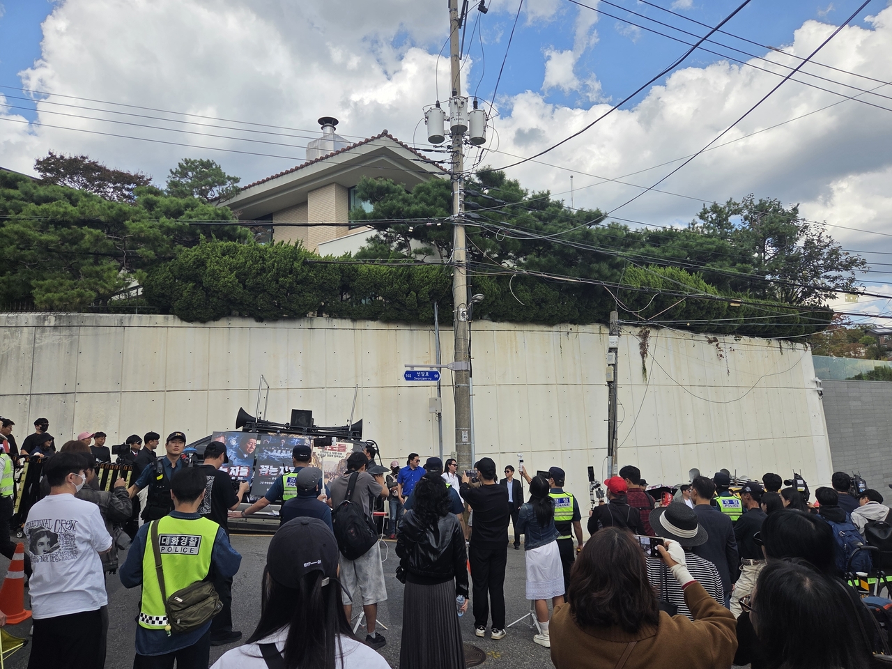 Members of conservative civic groups protest near the home of actor Yoo Hae-jin in Seoul’s Seongbuk-gu on Sunday. (Yonhap)