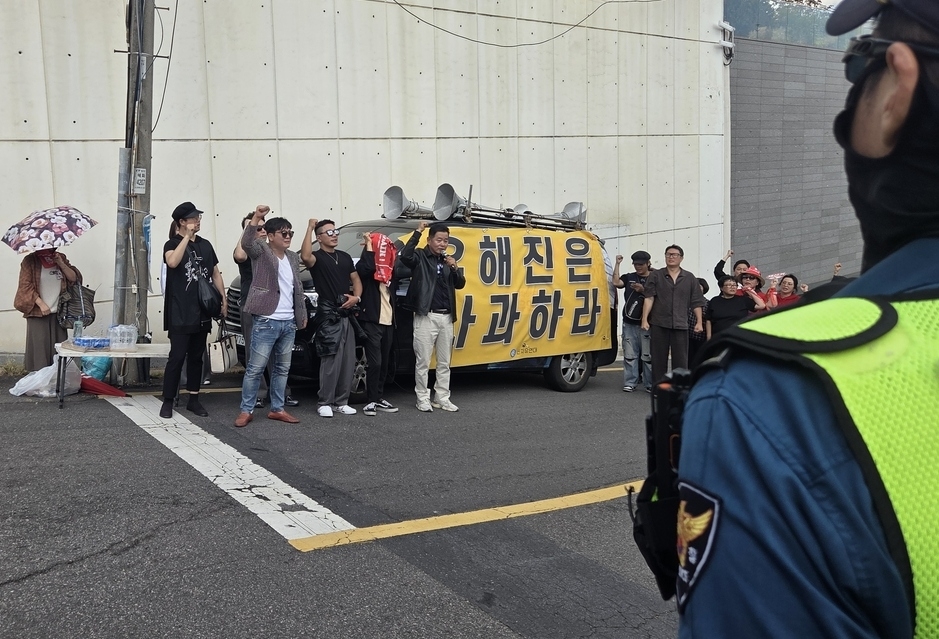 Members of a conservative group rally outside actor Yoo Hae-jin's home in Seongbuk-dong, Seongbuk-gu, Seoul, on Sunday to denounce the production company and cast of "The Assassin." [Yonhap]