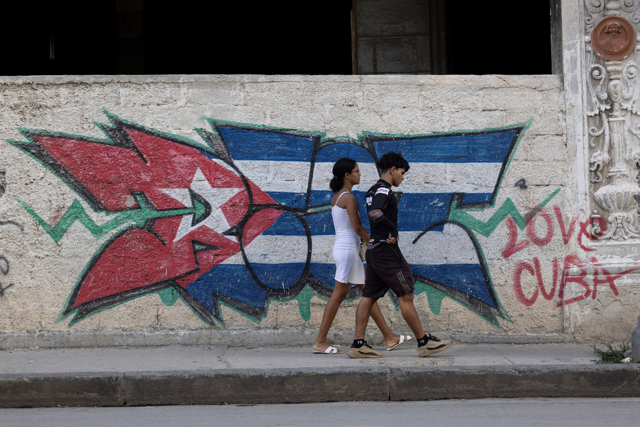 People walk past graffiti with the colors of the Cuban flag in Havana, Cuba, Sunday. (Reuters-Yonhap)