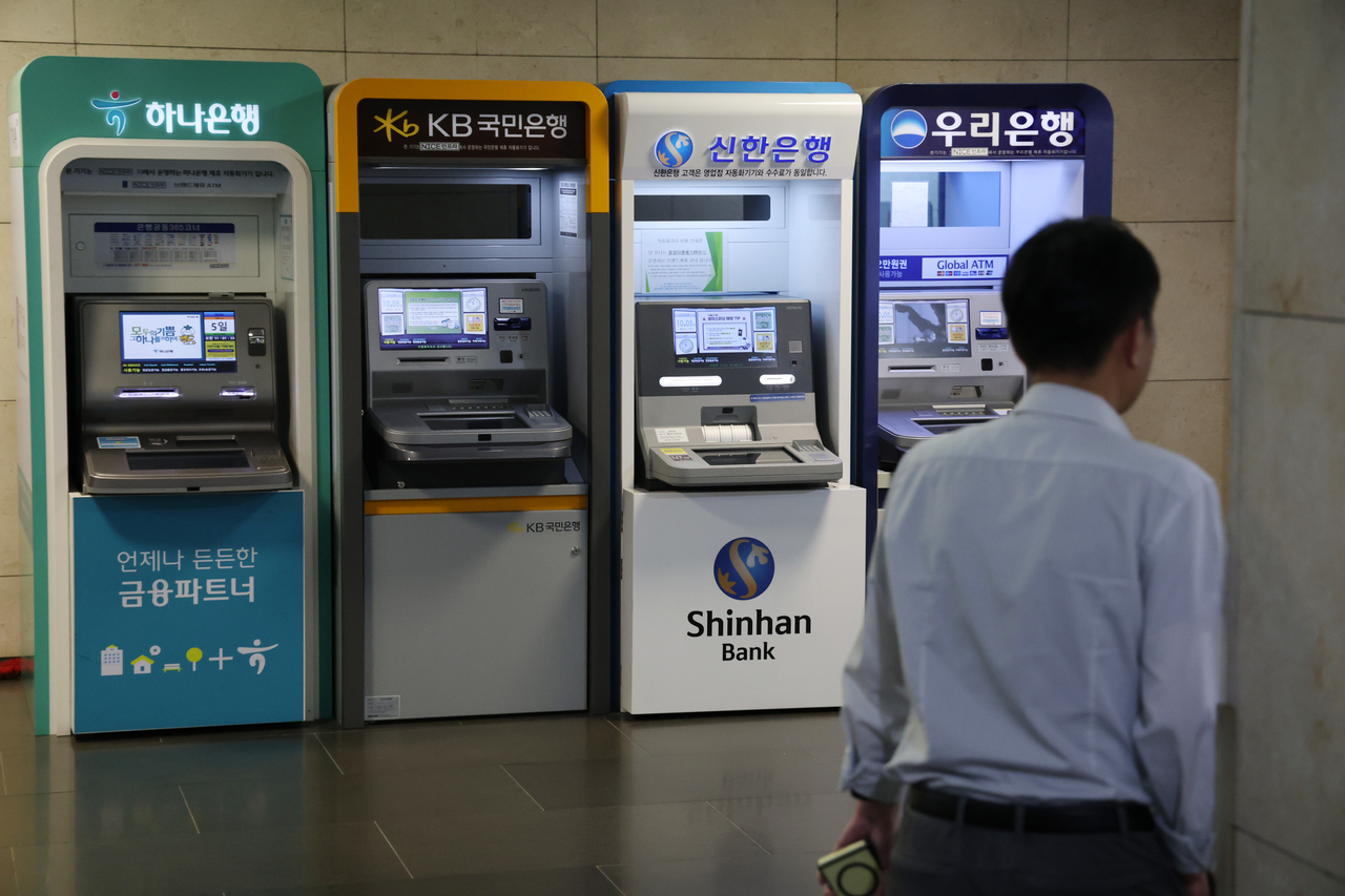 서울 시내 한 건물 내에 설치된 은행 ATM기. [연합]
