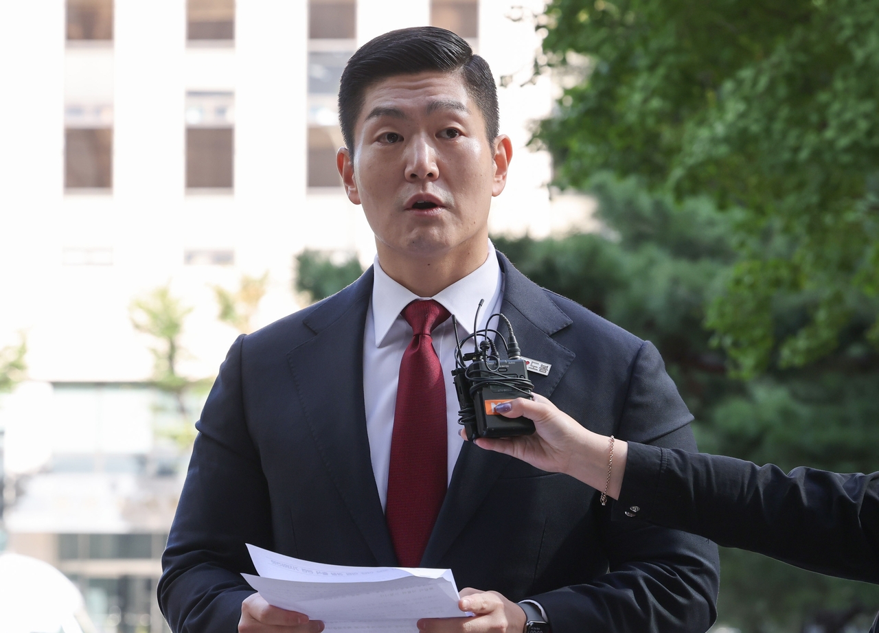 정원오 전 서울시장 후보의 성동구청장 재임 시절 멕시코 캉쿤 출장 관련 의혹을 제기한 혐의로 고발된 국민의힘 김재섭 의원이 국정감사 첫날인 6일 서울 마포구 서울경찰청 광역수사단 공공범죄수사대에 피의자 신분으로 출석하며 입장을 밝히고 있다.[연합]