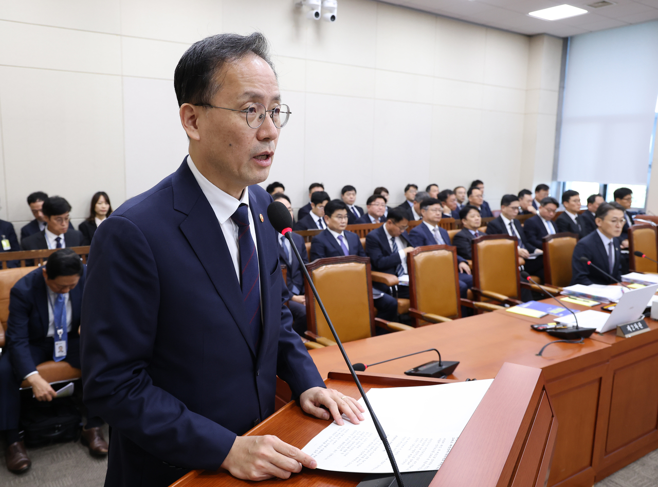 Deputy Prime Minister and Finance Minister Lee Hyung-il delivers a briefing at the national audit of the National Assembly's Finance and Economy Planning Committee on Tuesday. [Yonhap]