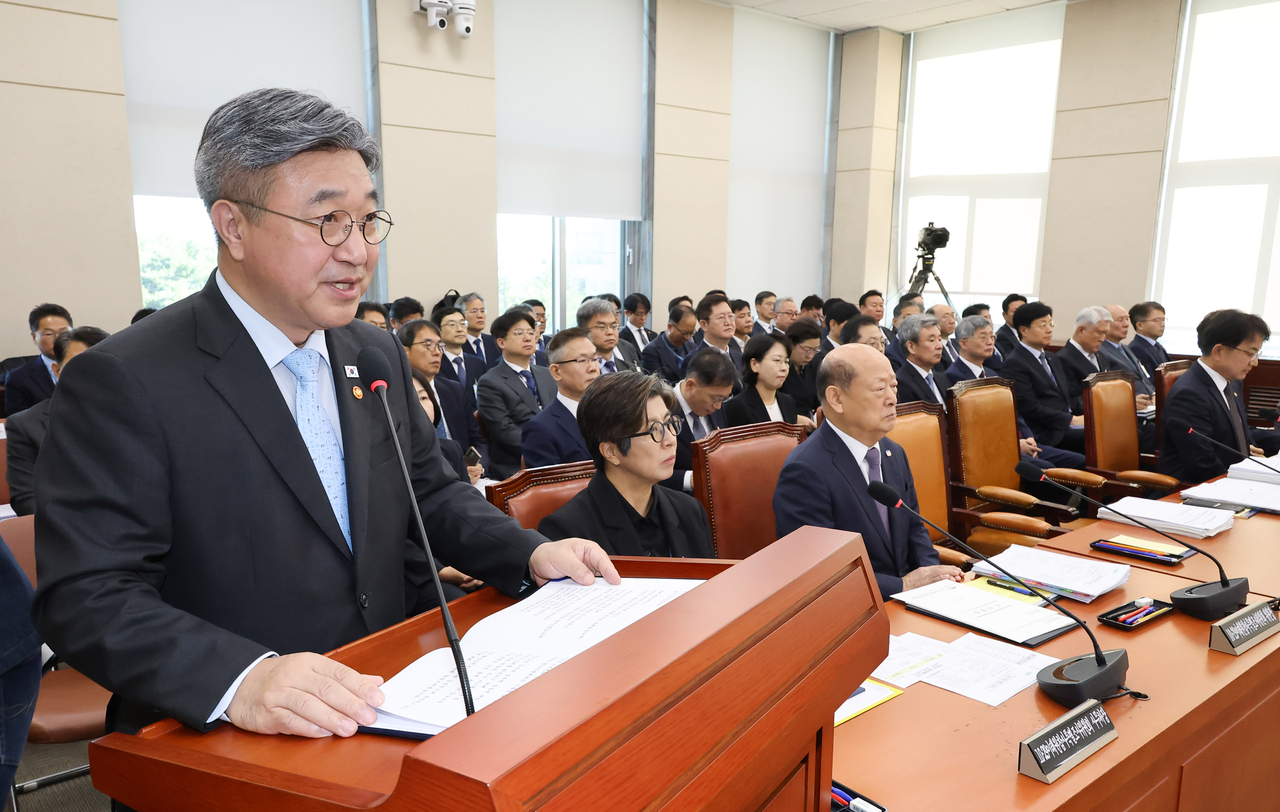 윤호중 행정안전부 장관이 6일 국회에서 열린 행정안전위원회 국정감사에서 업무보고를 하고 있다. [연합]