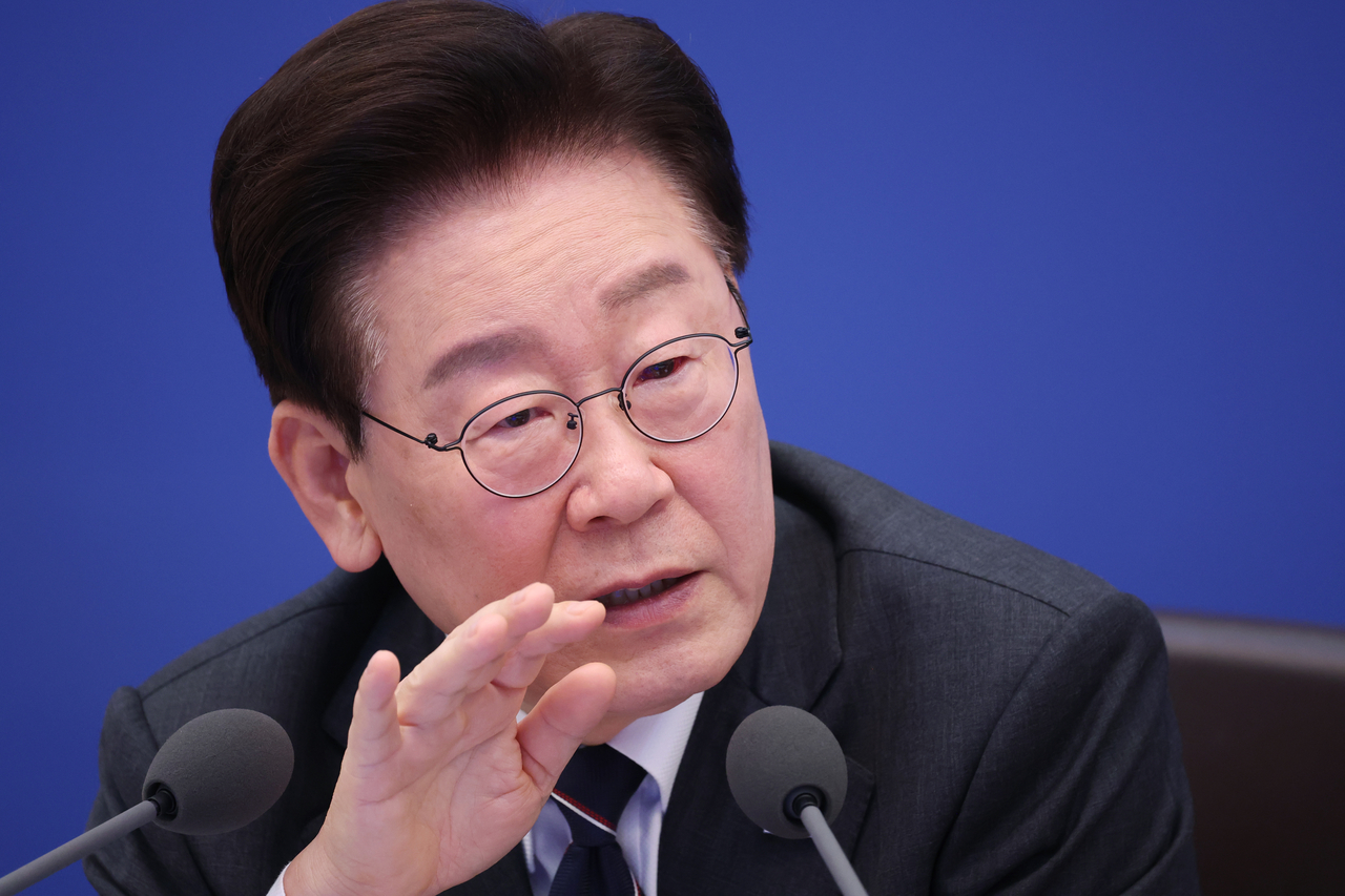 이재명 대통령이 6일 청와대에서 열린 국무회의에서 발언하고 있다. [연합]