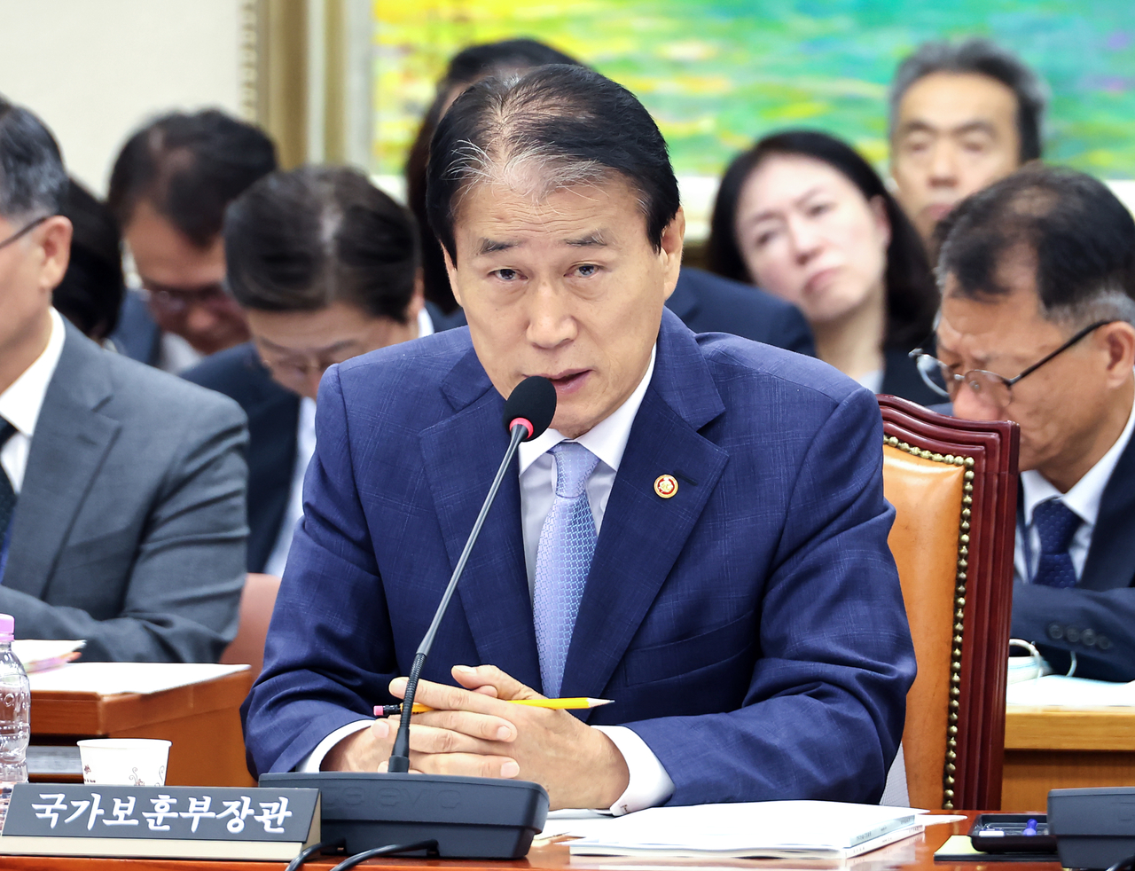 Minister of Patriots and Veterans Kwon O-eul answers lawmakers' questions during a national audit of the ministry by the National Assembly's Political Affairs Committee on Tuesday. [Yonhap]