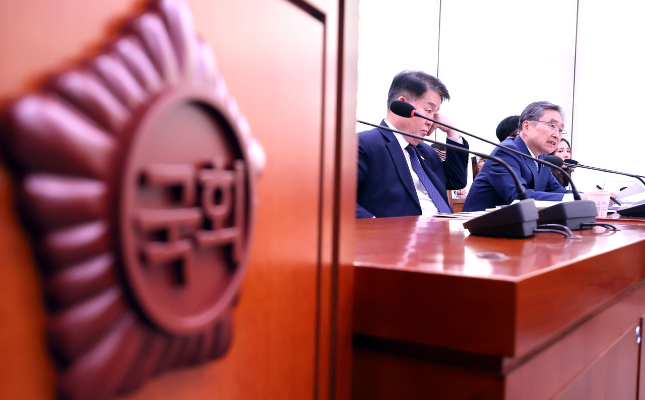 Foreign Minister Cho Hyun (right) speaks during the National Assembly's audit of the Foreign Ministry in Seoul on Tuesday. (Yonhap)