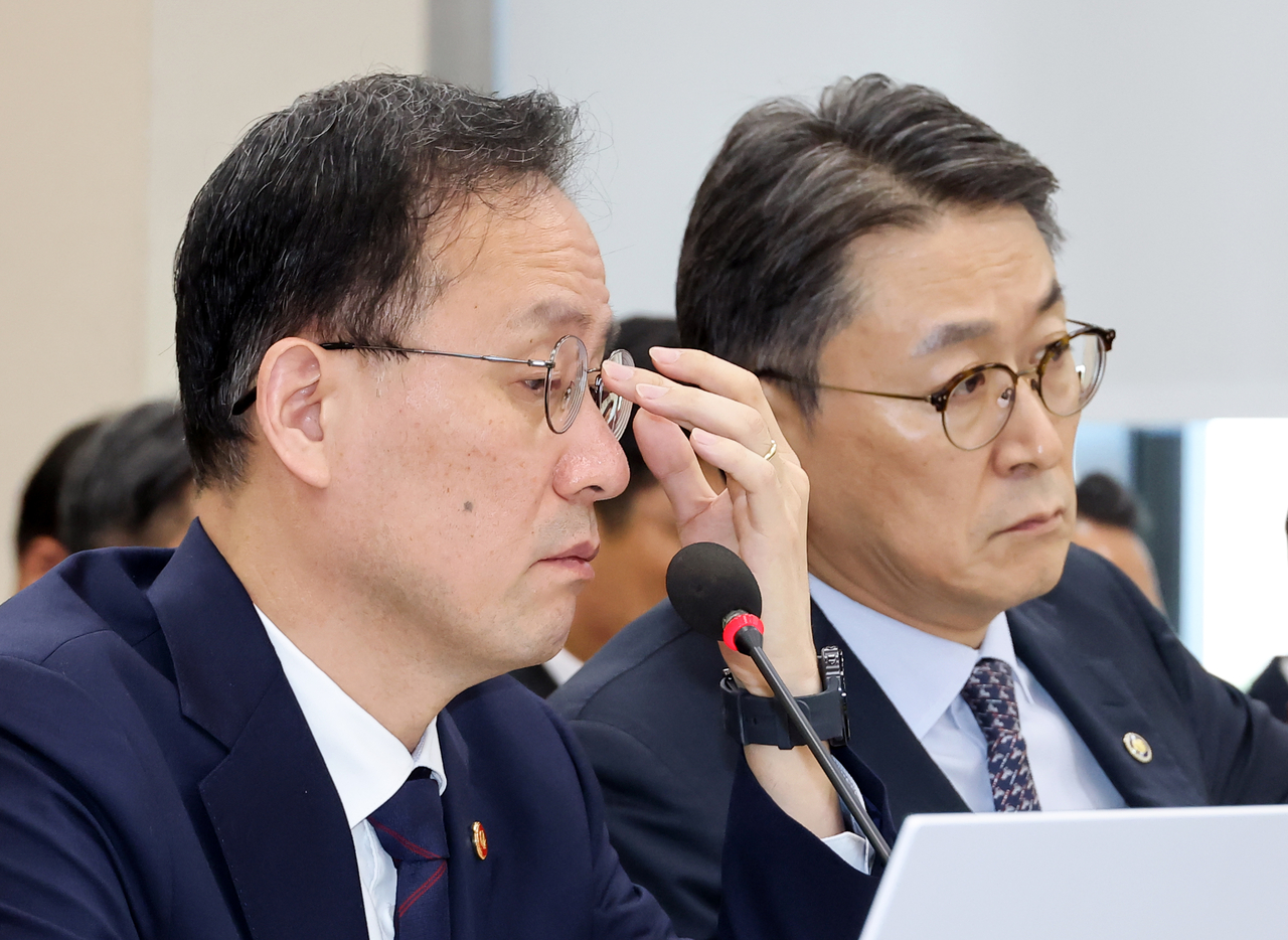 6일 국회에서 열린 재정경제기획위원회 국정감사에서 이형일 부총리 겸 재정경제부 장관(왼쪽)과 권대영 1차관이 의원들 질의를 듣고 있다. [연합]