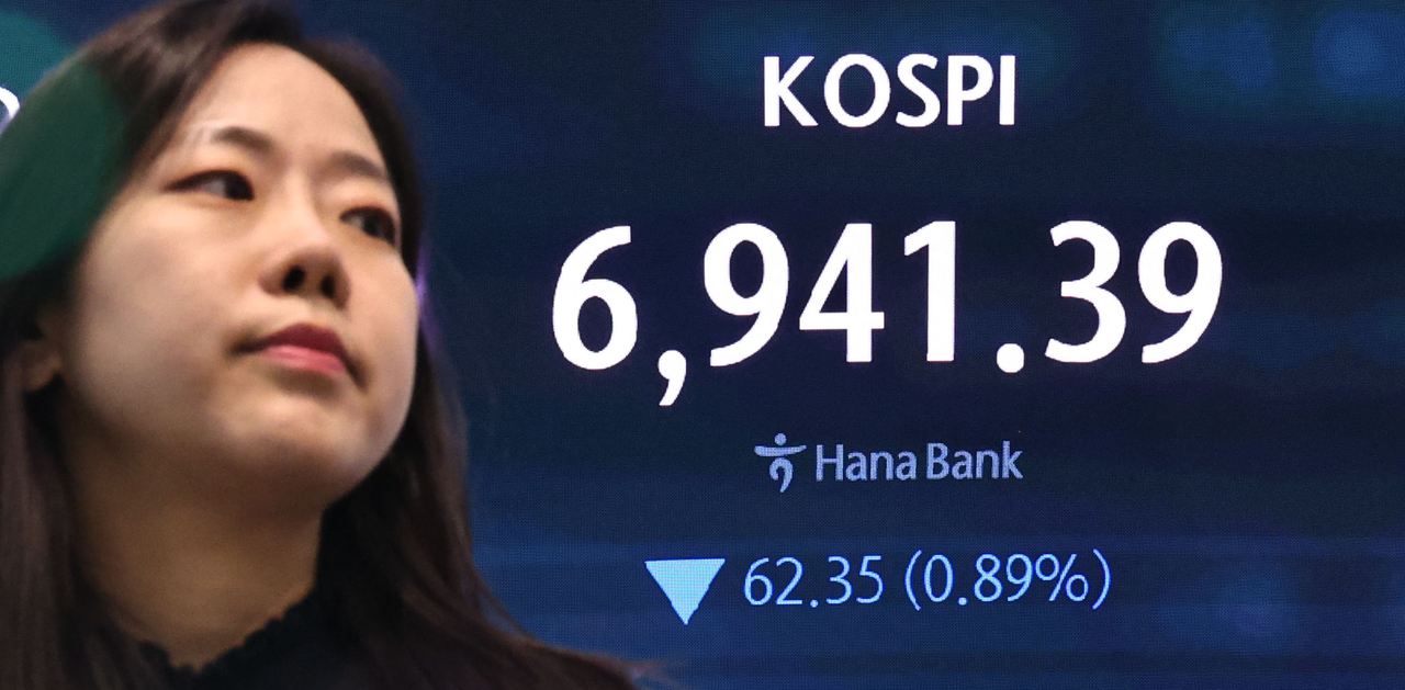 The Kospi and other market indicators are displayed on a screen at the dealing room of Hana Bank's headquarters in Jung-gu, Seoul, on Tuesday. [Yonhap]