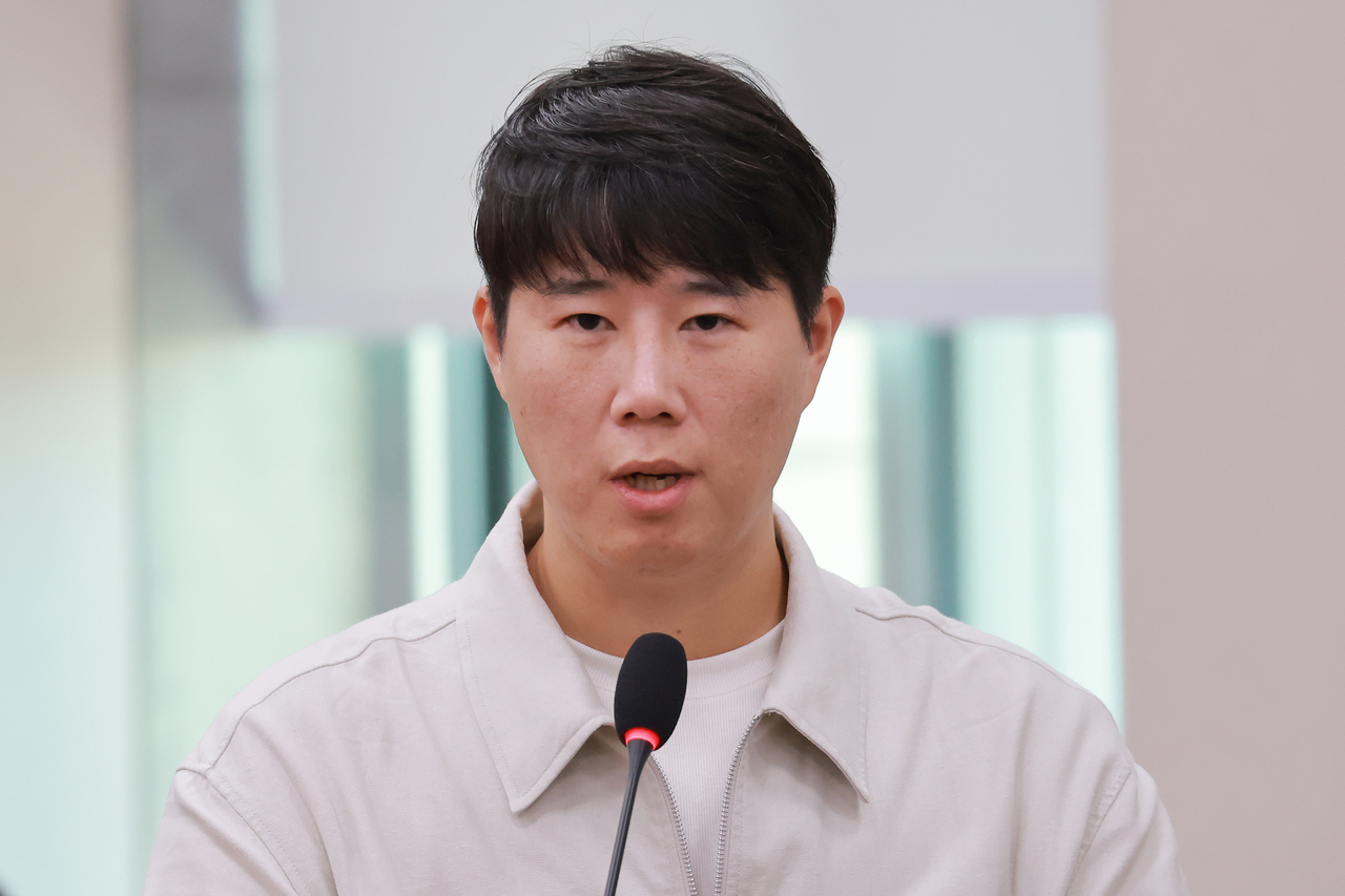Choi Seung-ho, chairman of the Samsung Electronics branch of the Samsung Group cross-enterprise labor union, answers questions from lawmakers at the National Assembly's audit of the Ministry of Trade, Industry and Energy on Tuesday. [Yonhap]