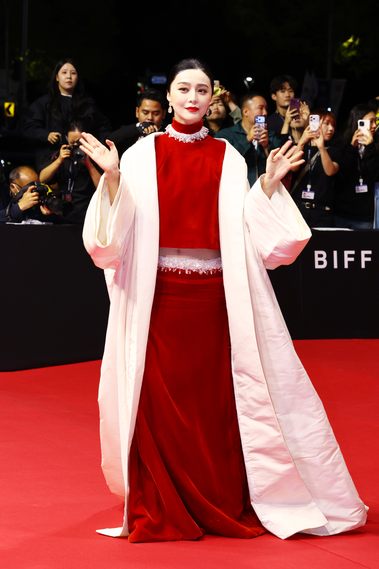 Actor Fan Bingbing walks the red carpet at the opening ceremony of the 31st Busan International Film Festival, held Tuesday afternoon at the Busan Cinema Center in Haeundae-gu, Busan. [Yonhap]