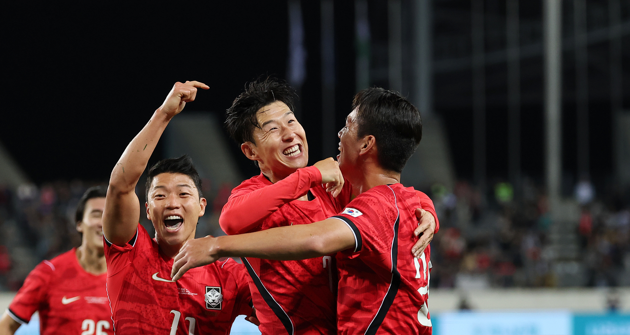 Oh Se-hoon celebrates with Son Heung-min after scoring South Korea's second goal against Uzbekistan in the second half of a friendly at Yongin Mir Stadium in Yongin, Gyeonggi Province, on Tuesday. [Yonhap]