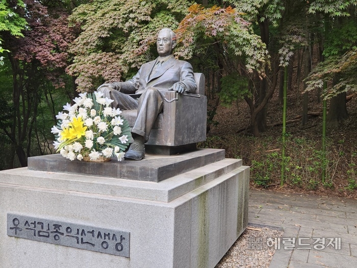 A statue of Kim Jong-ik, pen name Useok, stands on Jukdobong hill in Suncheon. A major landowner and philanthropist during the Japanese colonial period, he founded the Jeonnam Yukyeonghoe — a South Jeolla education foundation — as well as the institutions that became Suncheon National University, Suncheon High School, Suncheon Girls' High School, and Korea University's College of Medicine.