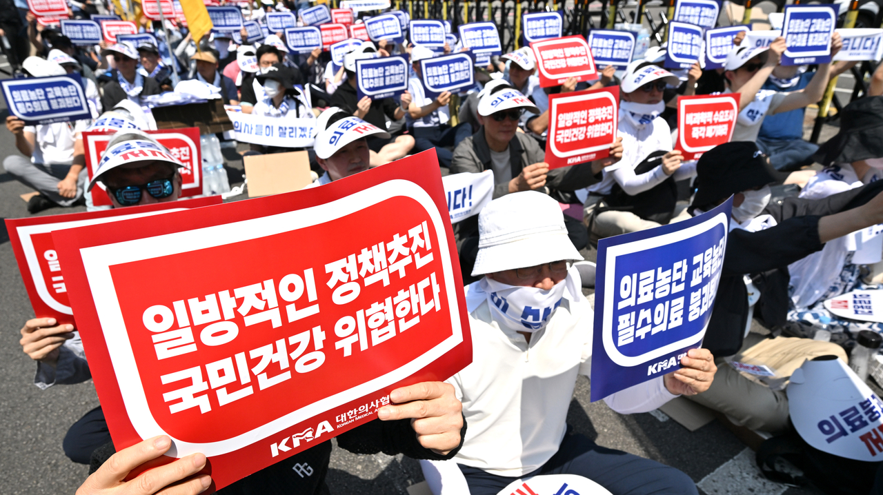 Physicians chant slogans against the government's policy to increase medical school admissions in Yeouido, central Seoul, on June 18, 2024. (Im Se-jun/The Korea Herald)