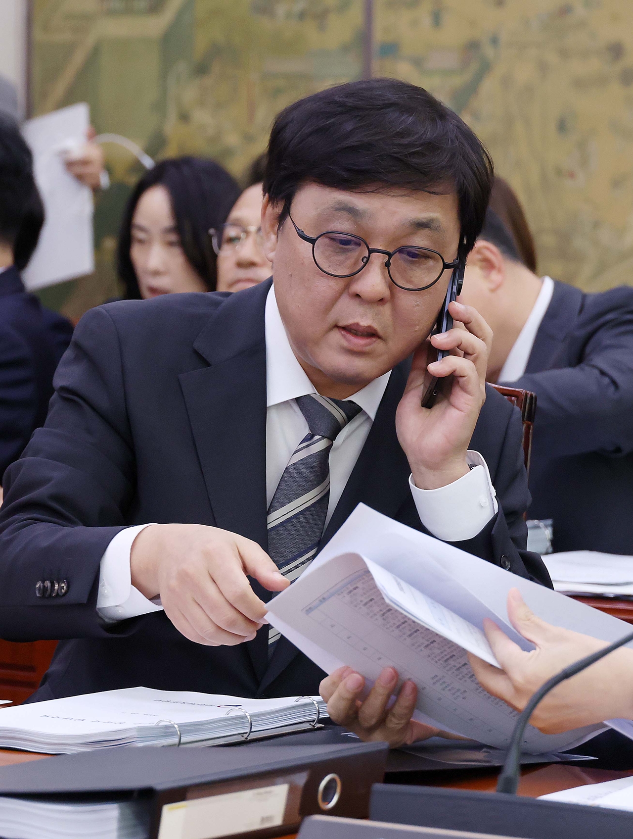 최휘영 문화체육관광부 장관이 7일 오전 서울 여의도 국회에서 열린 문화체육관광위원회 문화체육관광부에 대한 국정감사에서 어디론가 전화를 하고 있다. 이상섭 기자