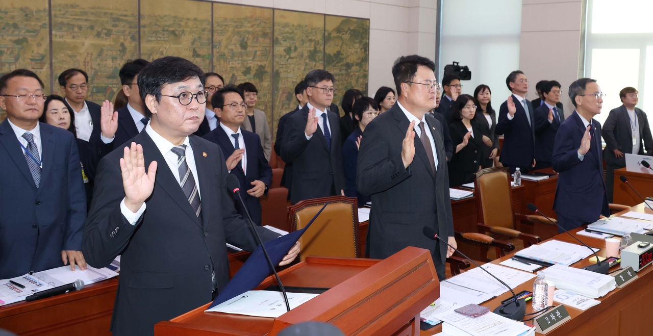 최휘영 문화체육관광부 장관이 7일 오전 서울 여의도 국회에서 열린 문화체육관광위원회 문화체육관광부에 대한 국정감사에서 증인선서를 하고 있다.  이상섭 기자