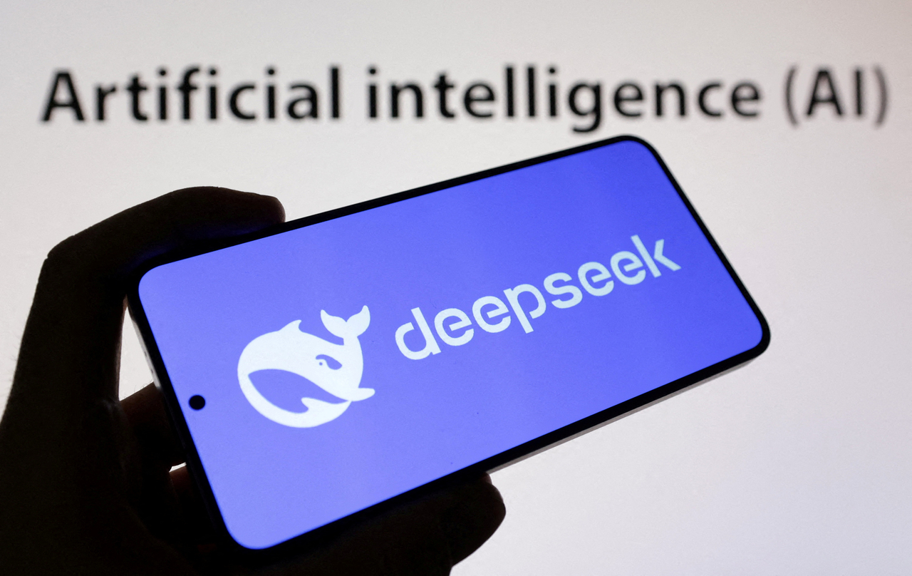 중국의 AI 스타트업 딥시크가 개발한 앱 구동 장면. [로이터]