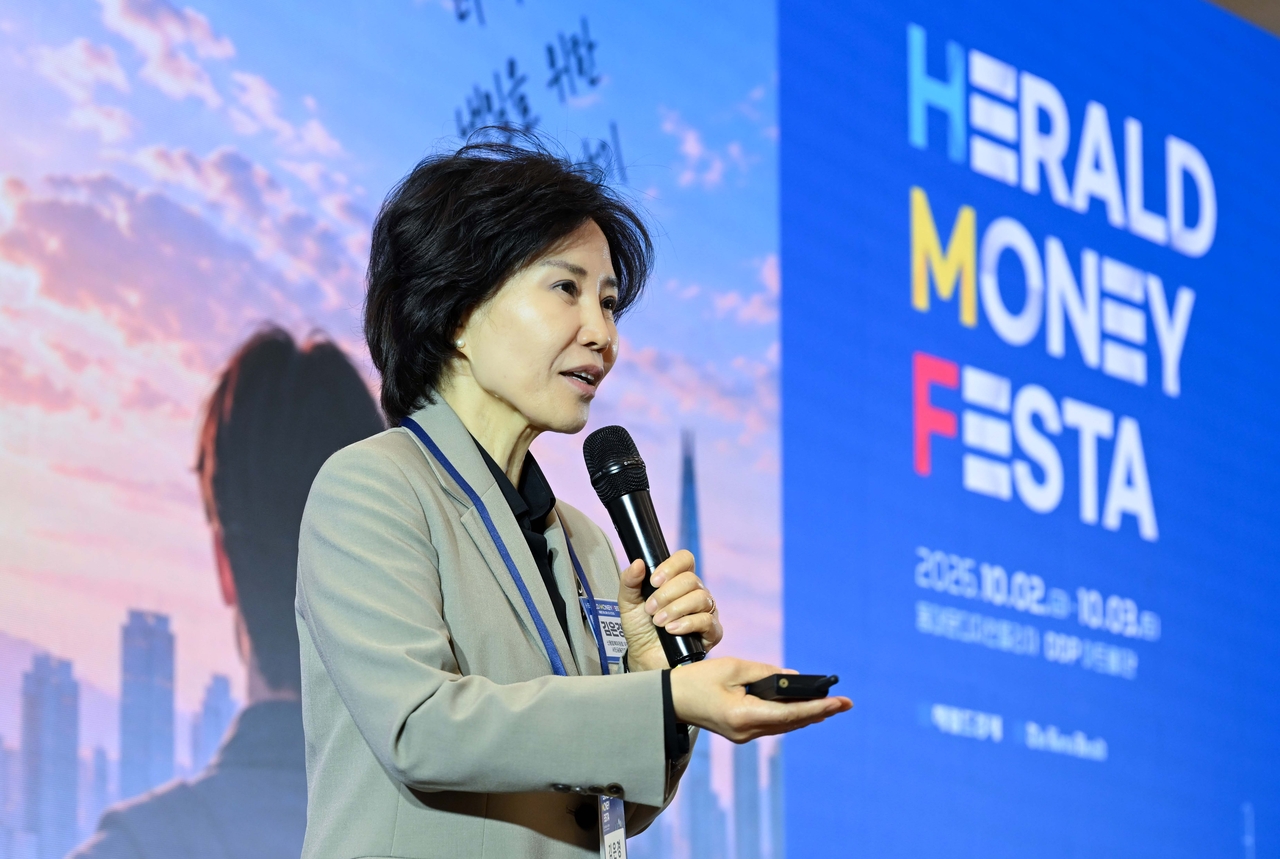 김은경 신용회복위원회 위원장 겸 서민금융진흥원장이 2일 서울 중구 동대문디자인플라자에서 열린 헤럴드머니페스타 2026에서 ‘금융관리의 첫 걸음, 신용 리밸러싱 : 미래를 바꾸는 올바른 금융 습관’을 주제로 강연을 하고 있다.  이상섭 기자