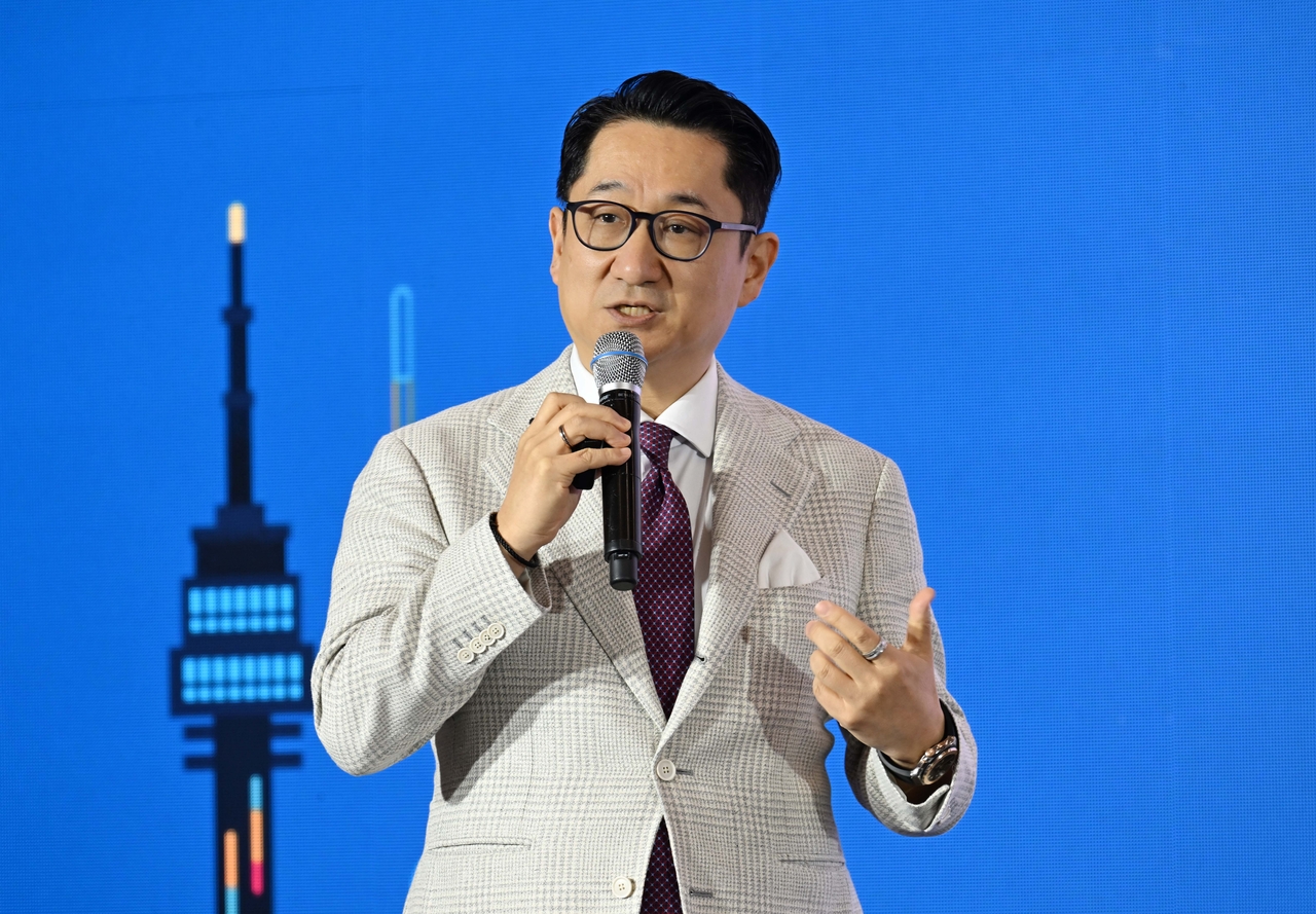 유동원 유안타증권 본부장이 2일 서울 중구 동대문디자인플라자에서 열린 헤럴드머니페스타 2026에서 ‘글로벌 증시의 새로운 기회와 유망 섹터 전망’을 주제로 강연하고 있다.   이상섭 기자
