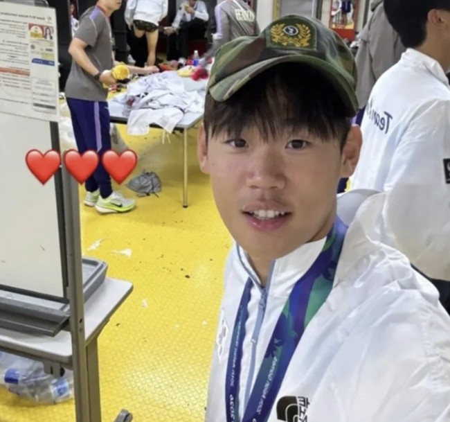 아시안게임 금메달 획득 직후 전역모를 쓰고 인증샷을 남긴 축구대표팀 박승수. [박승수 SNS]