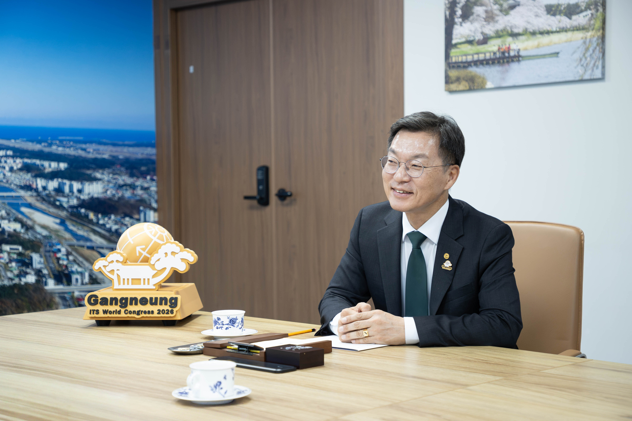 2일 헤럴드경제와 인터뷰를 하고 있는 김중남 강원 강릉시장. 김 시장은 8일 취임 100일을 맞는다. [강릉시 제공]