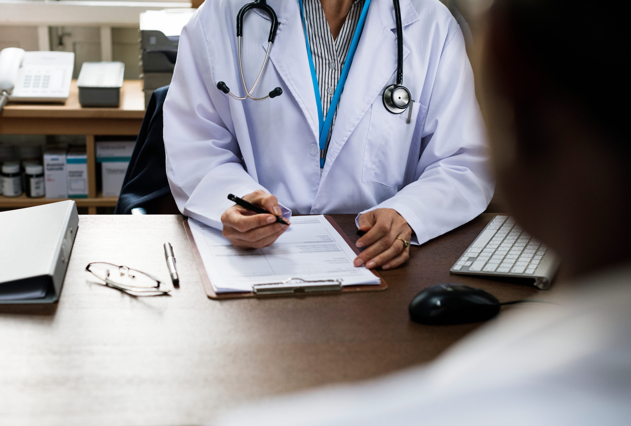A patient consults a doctor. (123rf)
