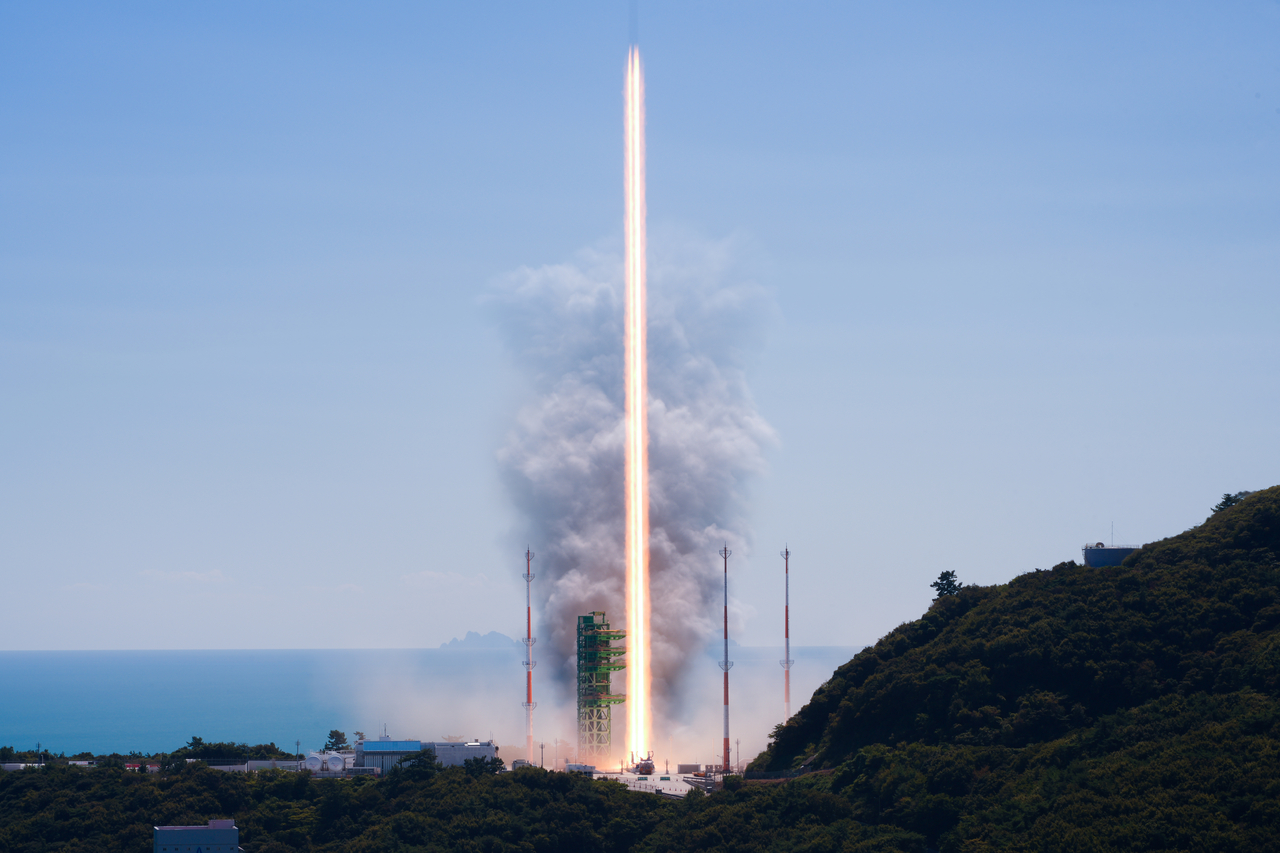 The Nuri rocket lifts off from the Naro Space Center in Goheung, South Jeolla Province, at 12:25 p.m. Wednesday. [Korea Aerospace Research Institute]