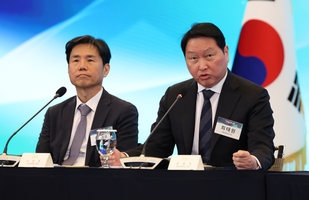Chey Tae-won, chairman of SK Group and the Korea Chamber of Commerce and Industry, speaks during a public briefing on the Korean Green Transformation, or K-GX, strategy chaired by President Lee Jae Myung in Seoul on Wednesday. (Yonhap)