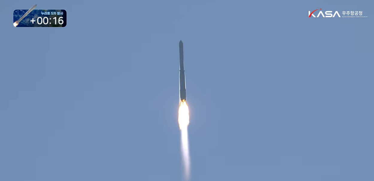 The Nuri rocket lifts off from Launch Pad 2 at the Naro Space Center in Goheung, South Jeolla Province, at 12:25 p.m. Wednesday. [Korea Aerospace Research Institute]