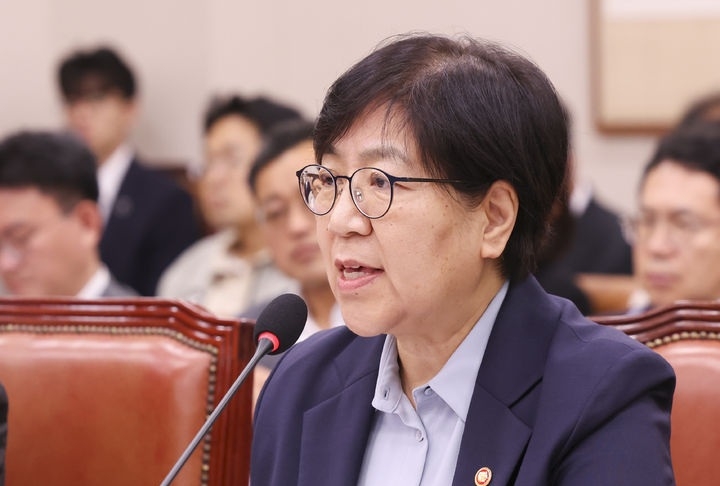 정은경 보건복지부 장관이 지난달 28일 서울 여의도 국회에서 열린 제439회국회정기회 제8차 법제사법위원회에서 질의에 답하고 있다. [뉴시스]
