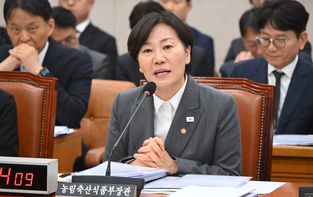 송미령 농림축산식품부 장관이 7일 서울 여의도 국회 농림축산식품해양수산위원회의 농림축산식품부 등에 대한 국정감사에서 의원들의 질의에 답변하고 있다. 이상섭 기자
