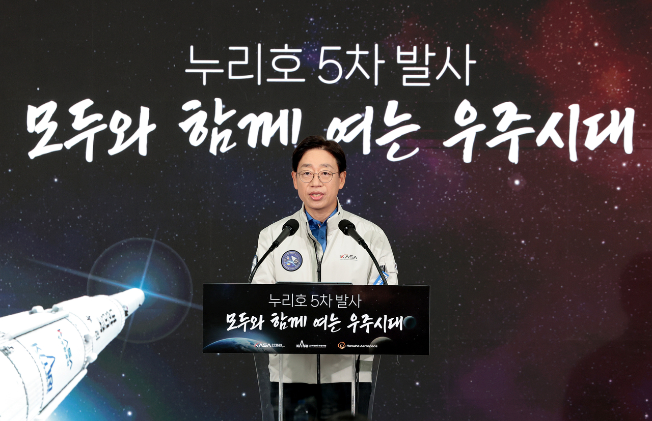 Korea AeroSpace Administration Administrator Oh Tae-seog announces the results of a launch management committee meeting on the Nuri rocket at the Naro Space Center in Goheung, South Jeolla-Gwangju, Wednesday. (Korea Aerospace Research Institute)