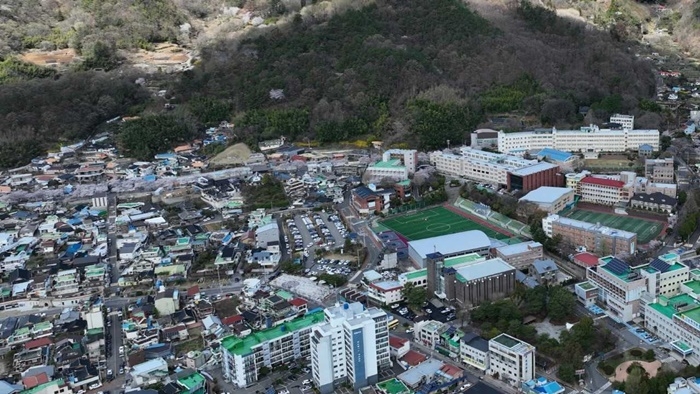 미국 선교사에 의해 건립된 순천 매산중과 매산고(매고)를 비롯한 교육시설과 결핵진료소 등의 근현대 문화유산이 모여 있는 매산등 전경.