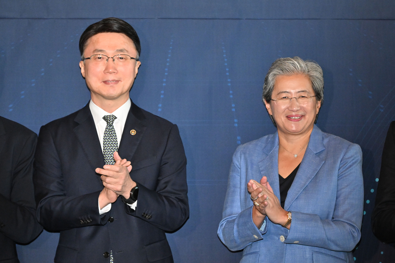 류제명(왼쪽) 과학기술정보통신부 2차관과 리사 수 AMD CEO이 7일 오전 서울 종로구 포시즌스 호텔에서 열린 면담 및 국내 기업 간담회에서 기념촬영을 하고 있다. 임세준 기자