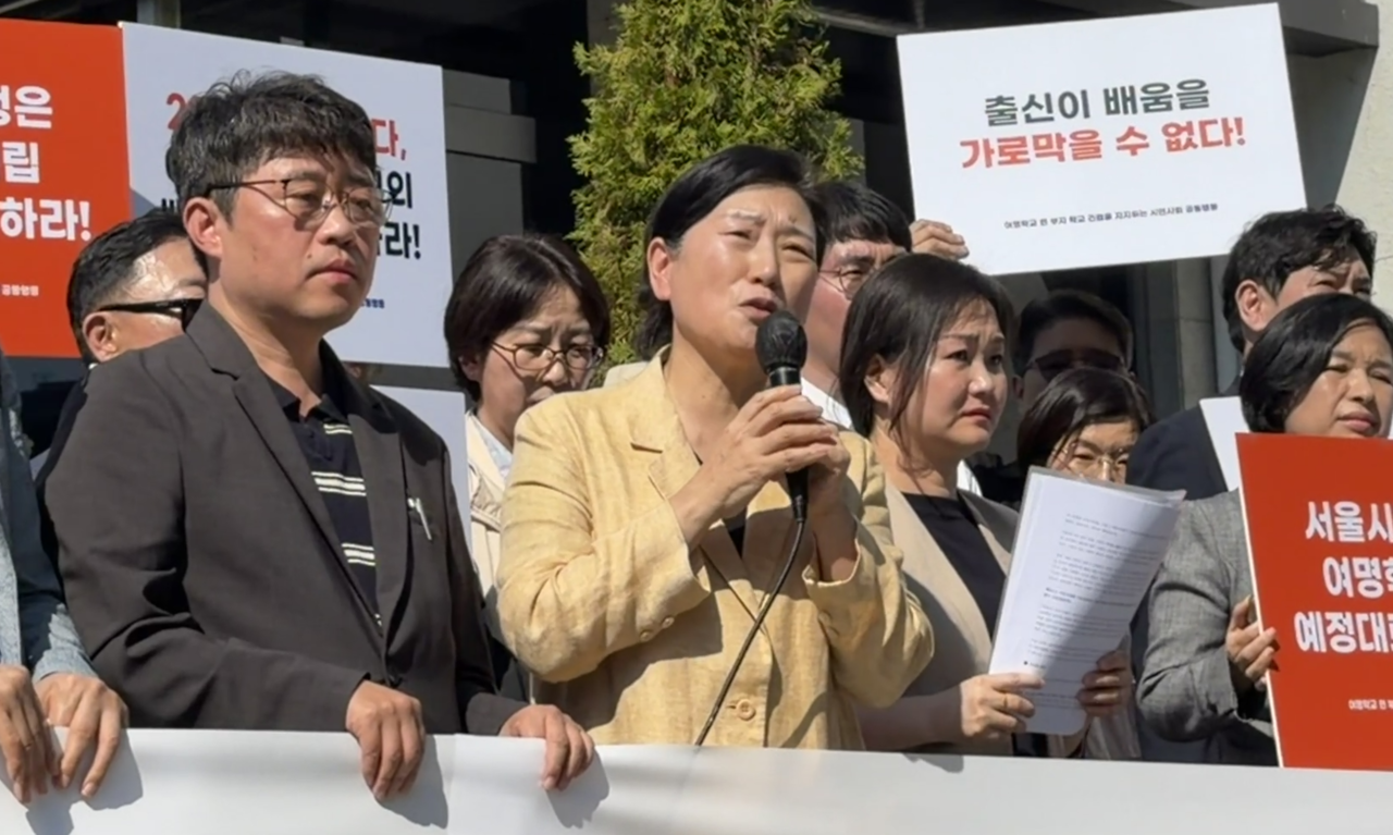 Yeomgang School Principal Jo Myung-suk weeps as she appeals for the protection of her students' right to education in front of the Seoul Metropolitan Council on Wednesday morning. (Jeon Sae-nal)