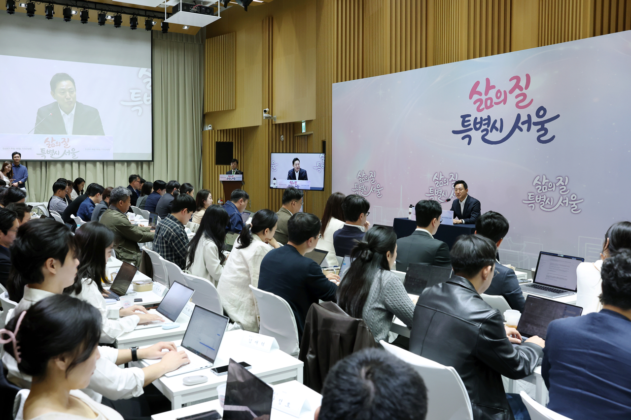 Seoul Mayor Oh Se-hoon answers questions during a press conference marking 100 days into his latest term Wednesday at Seoul City Hall. (Seoul Metropolitan Government)