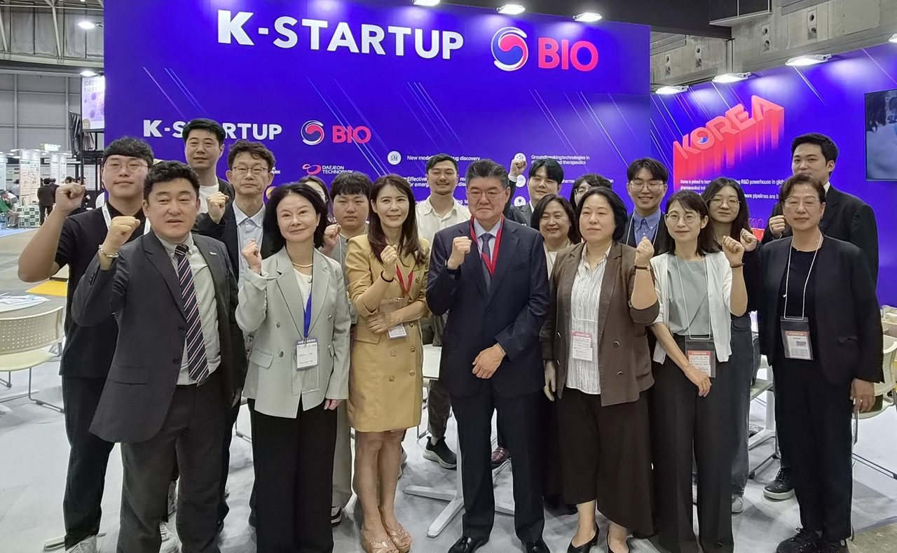 Bio JAPAN 2026에 참가한 대전테크노파크, 충북테크노파크, 국가독성과학연구소(KIT), 한국벤처캐피탈협회(KVCA) 등 공동부스 운영기관 관계자와 각 기관의 지원기업 관계자들이 기념촬영을 하고 있다.[KIT 제공]