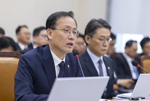Finance minister pledges to create favorable biz environment amid challenges