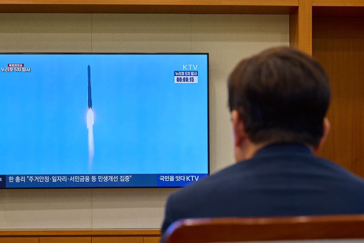 President Lee Jae Myung watches a live broadcast of rocket Nuri's launch from Cheong Wa Dae in Seoul, Wednesday. (Yonhap)