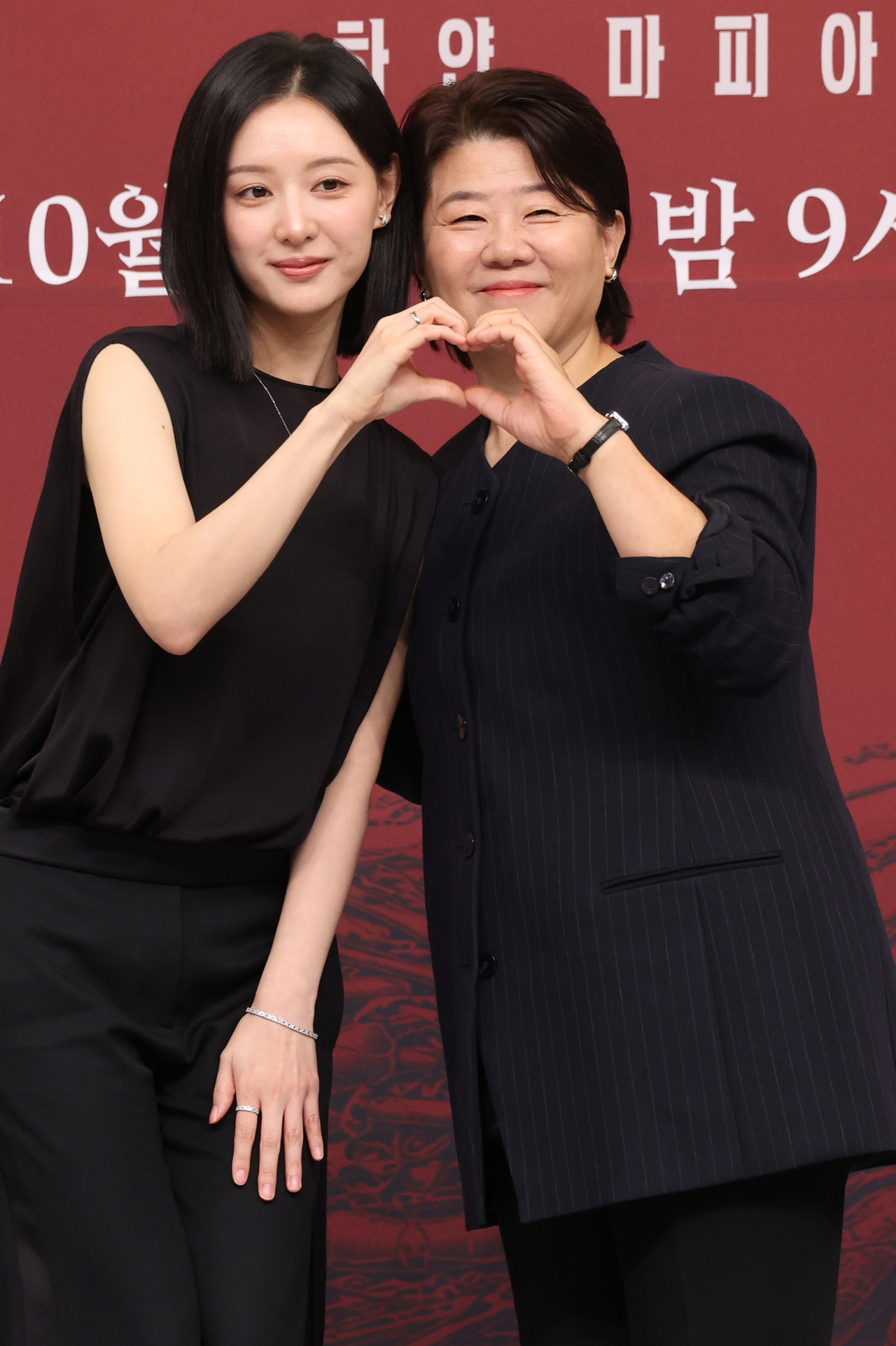 Kim Ji-won (left) and Lee Jung-eun pose for a photo during a press conference held in Seoul on Wednesday. (Yonhap)