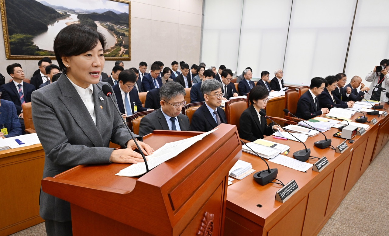 송미령 농림축산식품부 장관이 7일 오전 서울 여의도 국회 농림축산식품해양수산위원회의 농림축산식품부 등에 대한 국정감사에서 업무보고를 하고 있다. 이상섭 기자