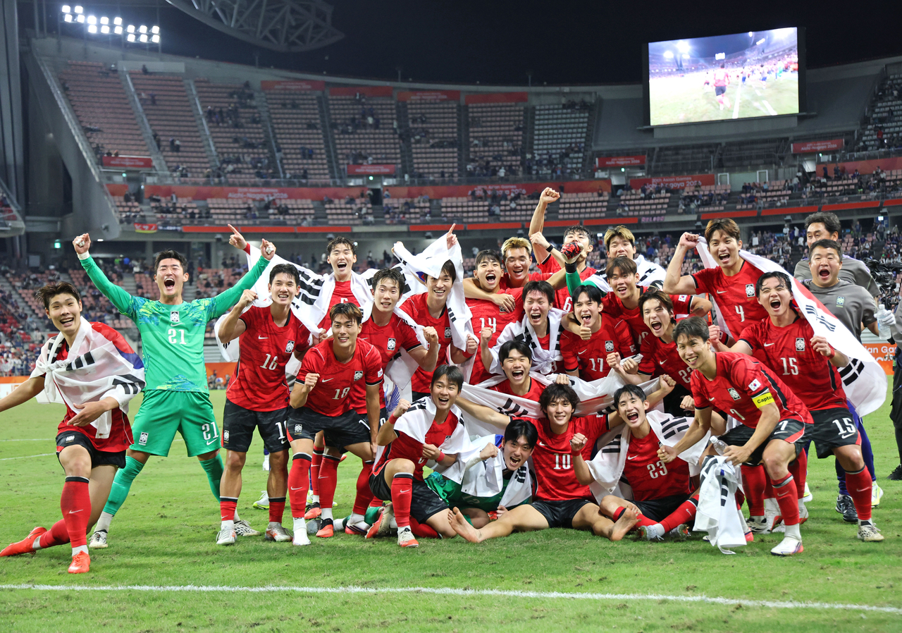 3일 일본 아이치현 도요타 스타디움에서 열린 2026 아이치·나고야 아시안게임 남자 축구 대한민국과 일본의 결승.  승리 후 금메달을 획득한 한국 선수들이 기뻐하고 있다. [연합뉴스]